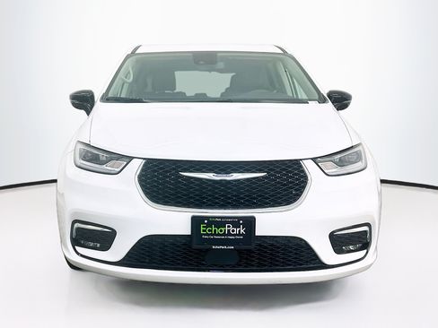Used 2024 Chrysler Pacifica Touring-L FWD image 2