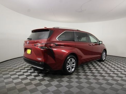 Used 2024 Toyota Sienna Platinum image 7