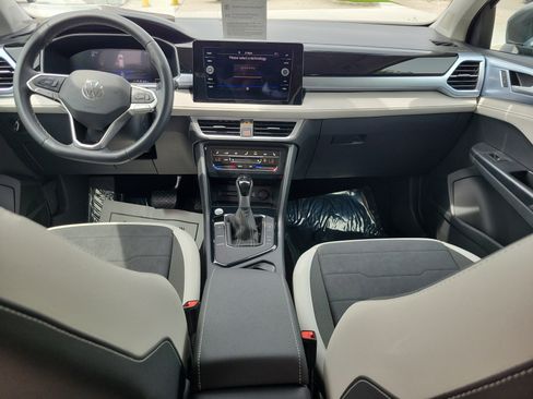 Certified 2025 Volkswagen Taos SE FWD image 13
