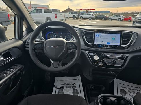 Used 2023 Chrysler Pacifica Touring w/ S Appearance Package image 14