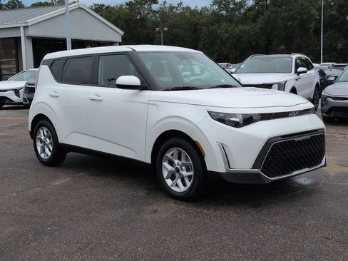 Used 2025 Kia Soul LX w/ LX Technology Package FWD image 3