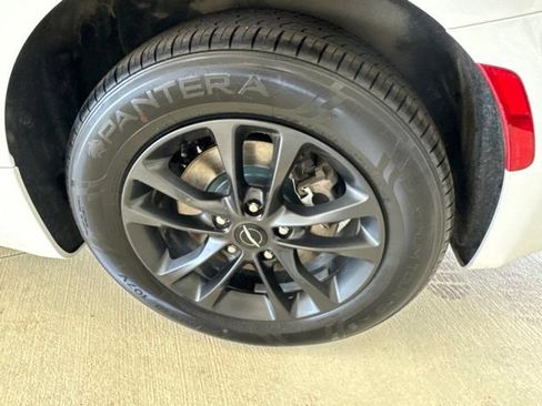 Used 2020 Chrysler Pacifica Touring-L w/ Advanced Safetytec Group AWD/4WD image 38