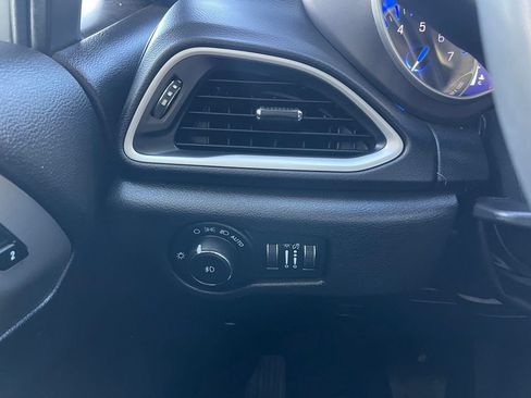 Used 2025 Chrysler Pacifica Select FWD image 28