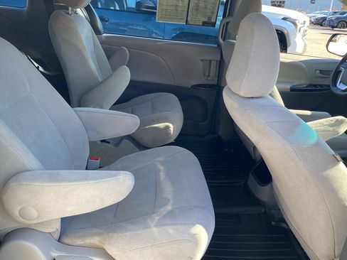 Used 2017 Toyota Sienna L image 16