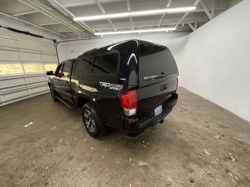 Used 2016 Toyota Tacoma TRD Sport image 4