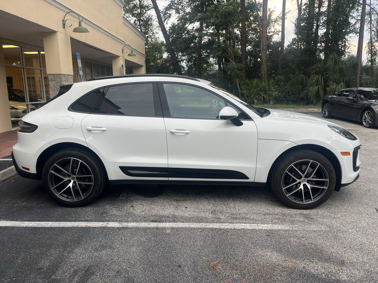 Used 2025 Porsche Macan AWD/4WD image 3