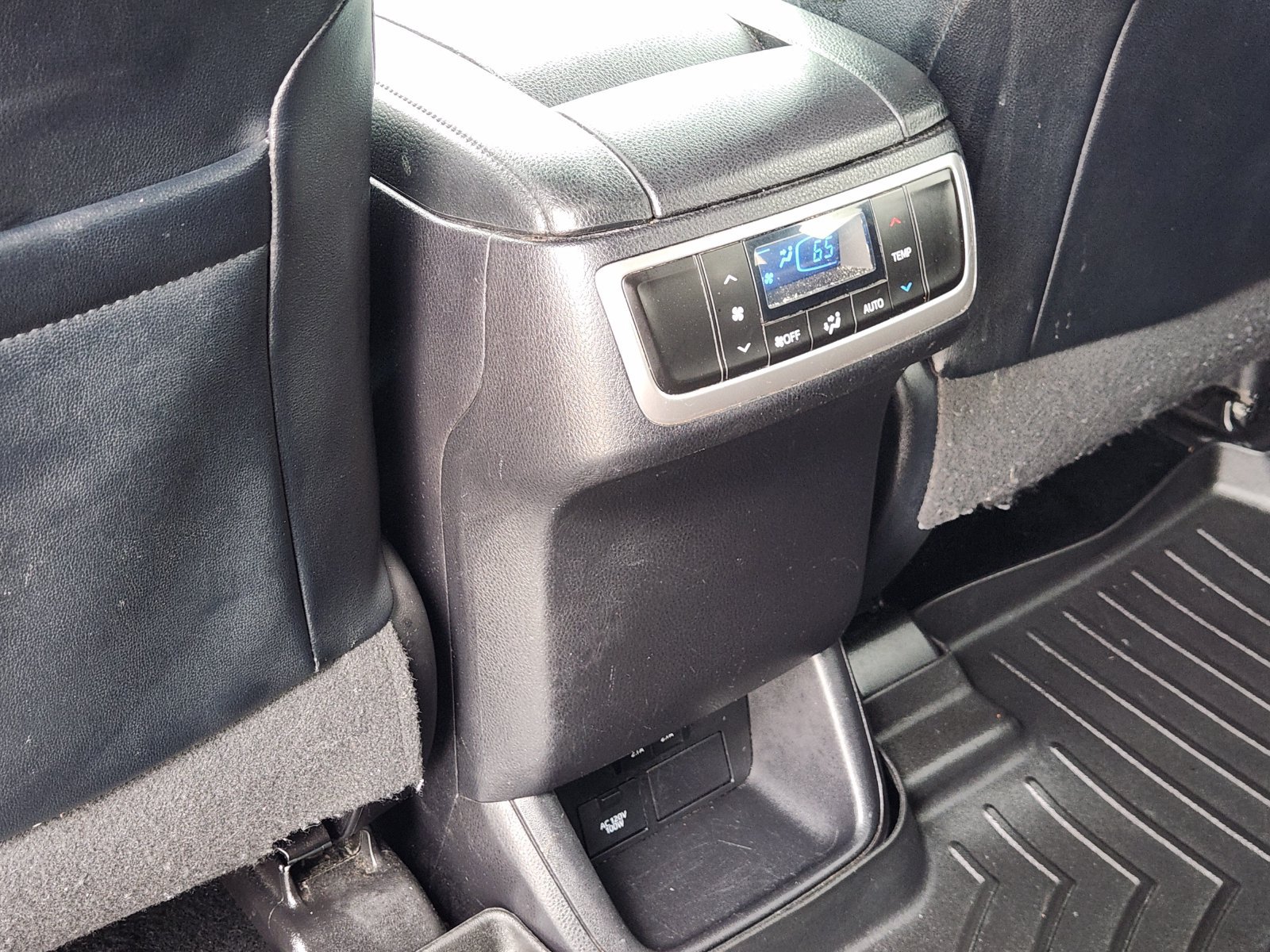 Used 2019 Toyota Highlander XLE AWD/4WD image 34