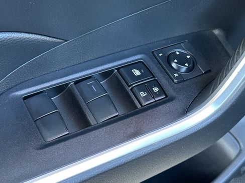 Used 2019 Toyota RAV4 LE AWD/4WD image 13