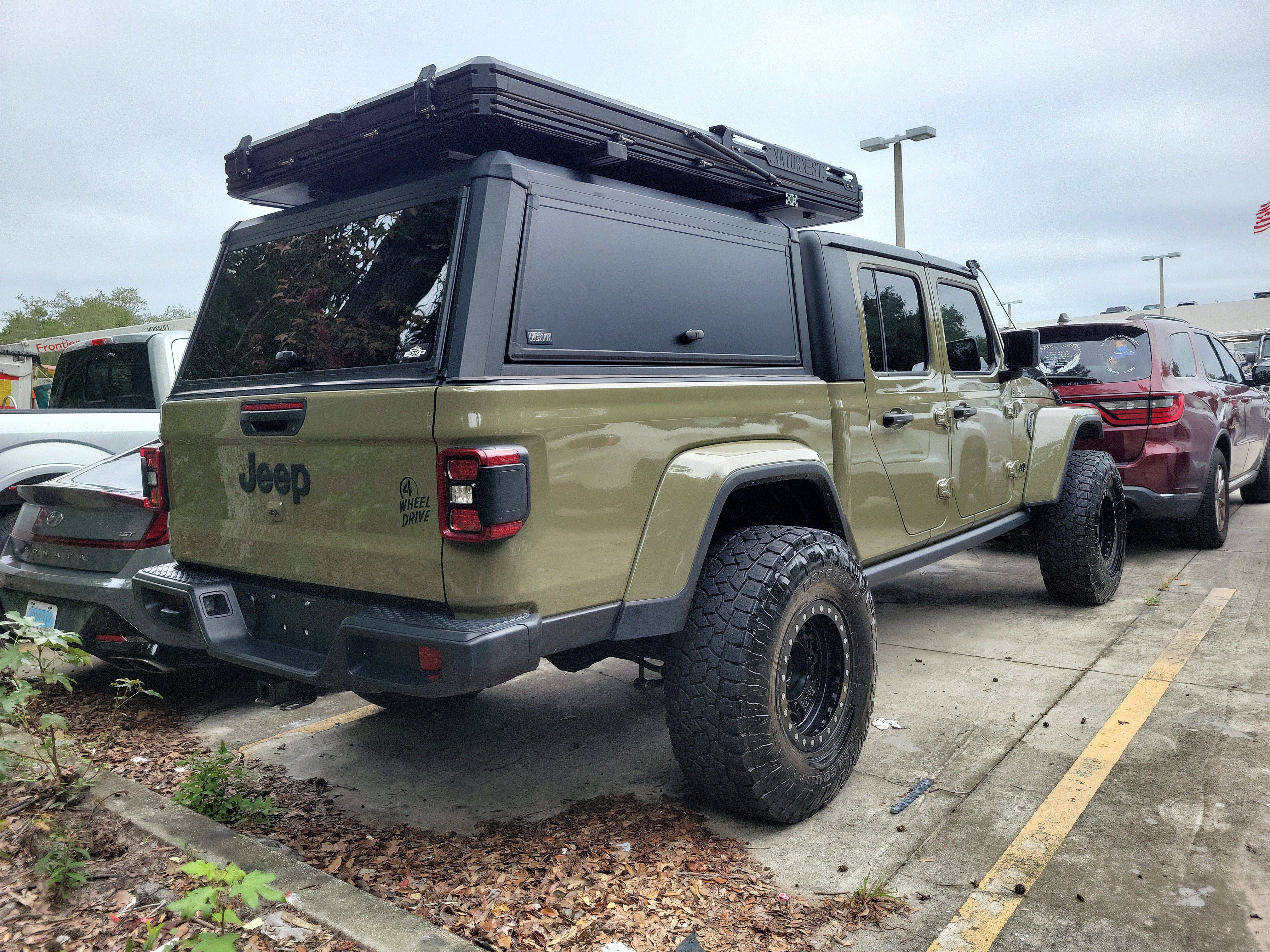 Used 2025 Jeep Gladiator Sport AWD/4WD image 3