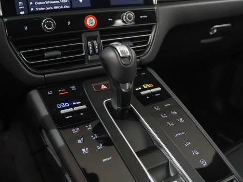 Used 2025 Porsche Macan image 33