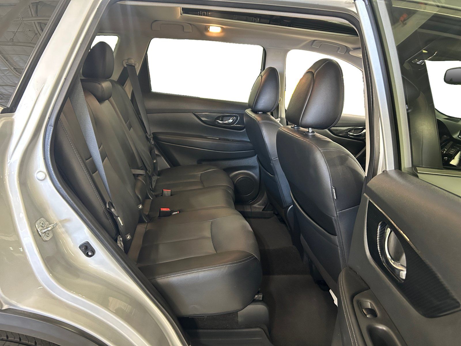Used 2018 Nissan Rogue SL w/ Premium Package AWD/4WD image 23