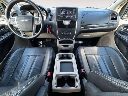 Used 2016 Chrysler Town & Country Touring FWD image 12