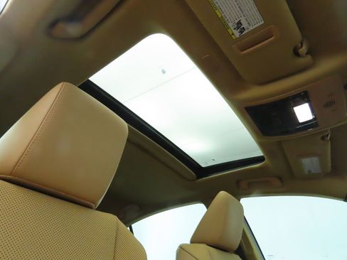 Used 2022 Lexus ES 300h w/ Premium Package image 18