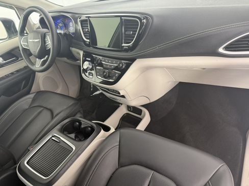Used 2023 Chrysler Pacifica Touring-L FWD image 11