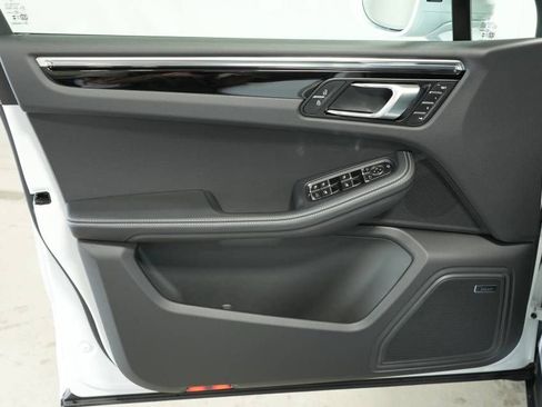 Certified 2025 Porsche Macan AWD/4WD image 25