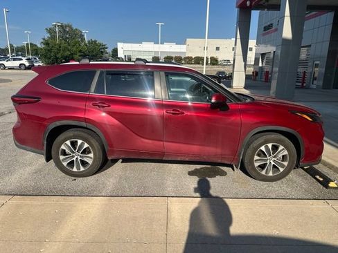 Used 2023 Toyota Highlander XLE AWD/4WD image 2