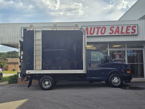Used 2018 Chevrolet Express 3500 w/ Power Convenience Package image 2