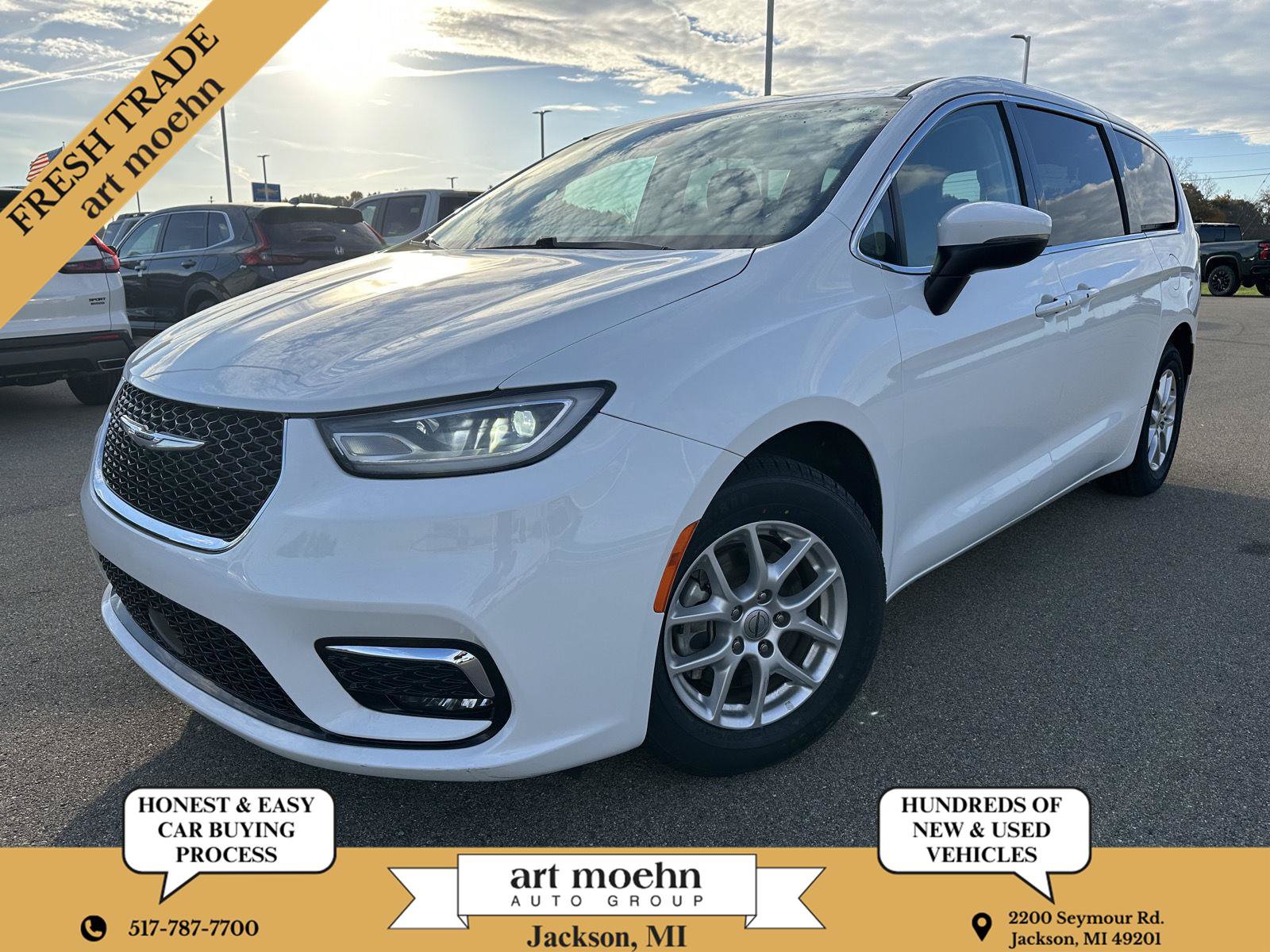 Used 2023 Chrysler Pacifica Touring-L FWD image 1