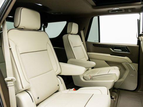 Used 2025 GMC Yukon Denali w/ Denali Reserve Package image 35