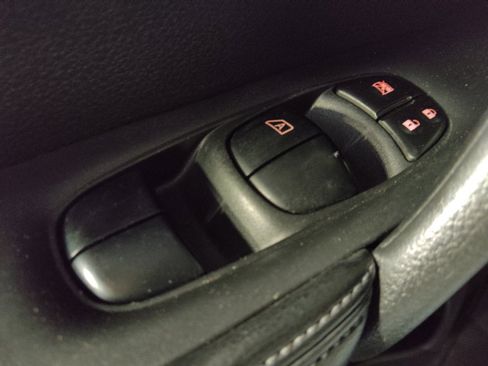 Used 2016 Nissan Rogue S FWD image 27