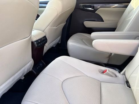 Used 2020 Toyota Highlander Platinum FWD image 15