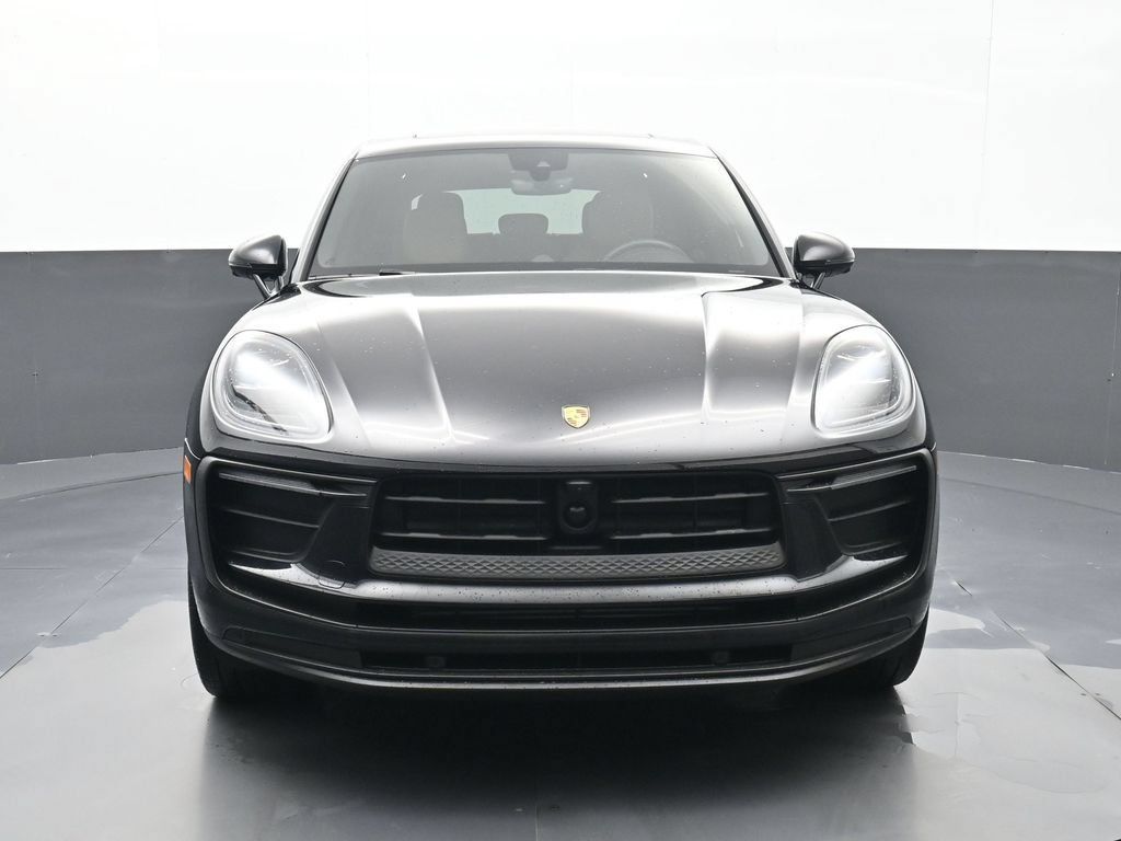 Certified 2025 Porsche Macan AWD/4WD image 26