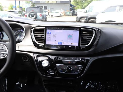 Used 2026 Chrysler Pacifica Select FWD image 21