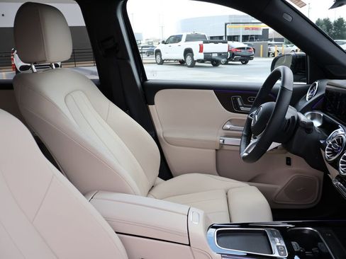 Used 2025 Mercedes-Benz GLB 250 4MATIC image 10