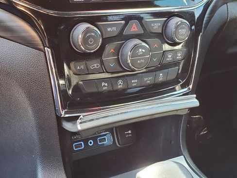 Used 2022 Jeep Grand Cherokee Laredo X AWD/4WD image 18