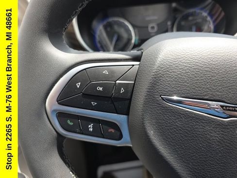 Used 2023 Chrysler Pacifica Limited FWD image 21