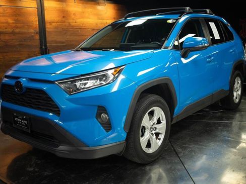 Used 2019 Toyota RAV4 XLE w/ Carpet Mat Package FWD image 2