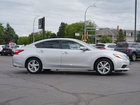 Used 2017 Nissan Altima 2.5 S w/ Power Driver Seat Package FWD image 2