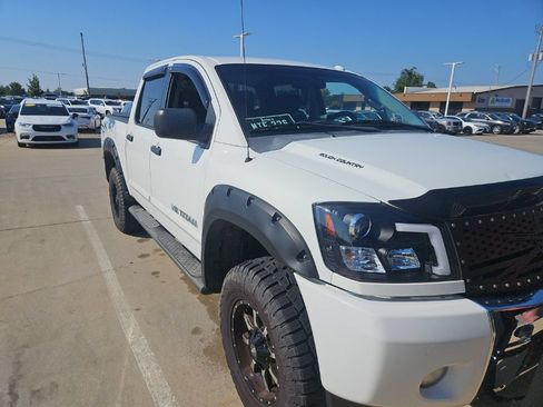 Used 2014 Nissan Titan SV w/ SV Value Truck Package AWD/4WD image 4
