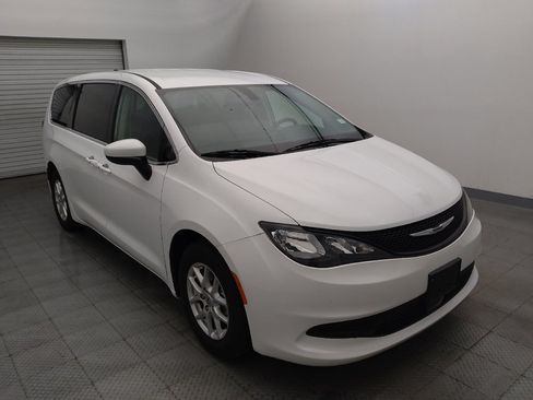 Used 2022 Chrysler Voyager LX FWD image 13