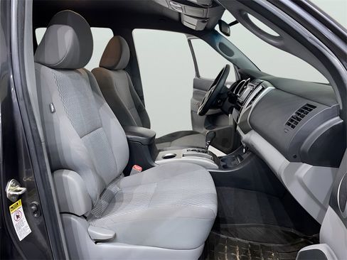 Used 2014 Toyota Tacoma PreRunner w/ SR5 Package image 11