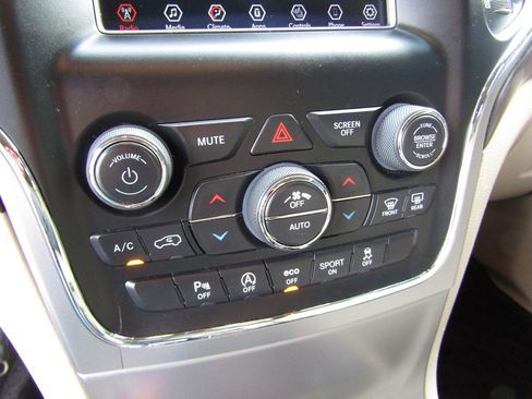 Used 2018 Jeep Grand Cherokee Laredo image 17