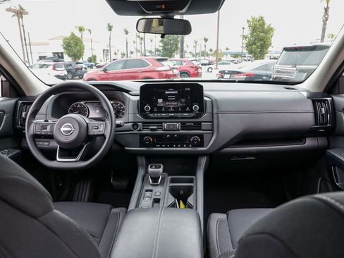 Used 2025 Nissan Pathfinder S image 26