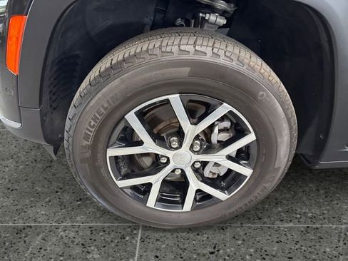 Used 2024 Jeep Grand Cherokee L Limited w/ Luxury Tech Group II image 28