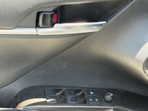 Used 2022 Toyota Camry SE FWD image 5