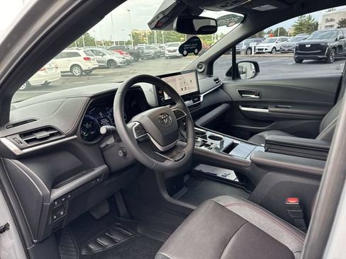 Used 2025 Toyota Sienna XSE w/ XSE Premium Package FWD image 11