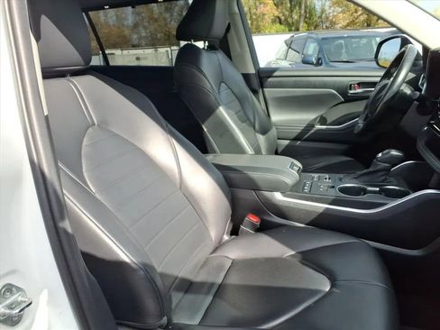 Used 2020 Toyota Highlander XLE image 12