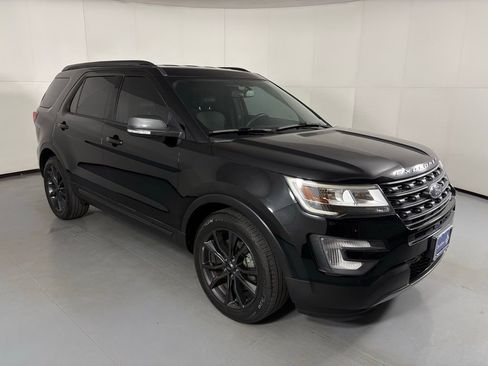 Used 2017 Ford Explorer XLT w/ Equipment Group 202A image 3