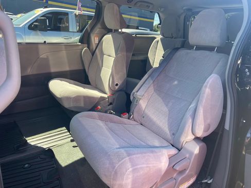 Used 2017 Toyota Sienna LE FWD image 13
