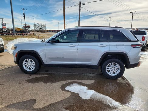 Used 2025 Jeep Grand Cherokee Laredo image 2
