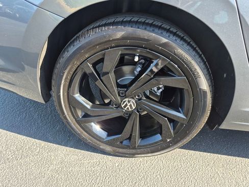 Used 2025 Volkswagen Jetta SE w/ Sunroof Package FWD image 9