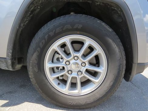 Used 2019 Jeep Grand Cherokee Laredo AWD/4WD image 8