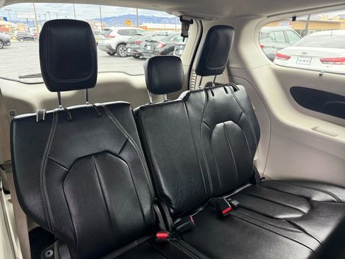 Used 2022 Chrysler Pacifica Touring-L image 27
