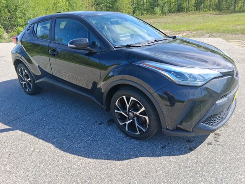 Used 2020 Toyota C-HR XLE FWD image 3