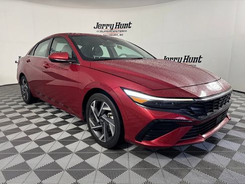 Used 2025 Hyundai Elantra SEL FWD image 6