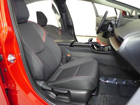 Used 2025 Toyota Prius Plug-In Hybrid image 18